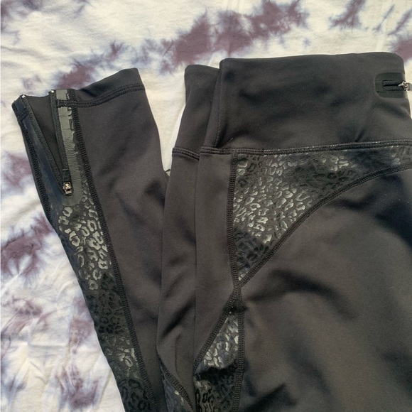 Black ankle zip yoga pants, full length, embossed with leopard print - Picture 7 of 8